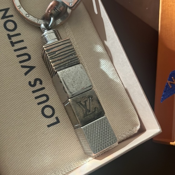 Authentic Louis Vuitton key chain logo unisex - Picture 9 of 13